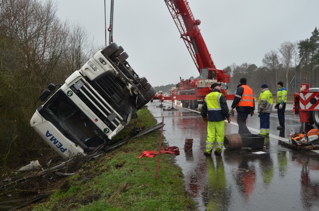 VU LKW umgestuerzt A 3 Rich Frankfurt AS Koenigsforst P389.JPG - Miklos Laubert